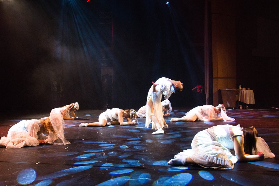 Tänzerinnen auf der Bühne